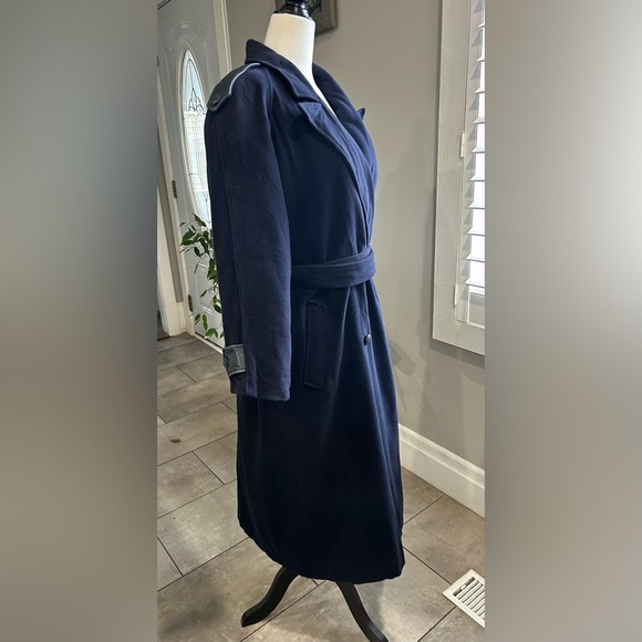 Elegant Navy Blue Belted Coat wool and cashmere, made in Canada - Picture 9 of 14